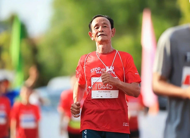 Vietnam’s 80-year-old runner and his passion for chasing miles - Ảnh 1.
