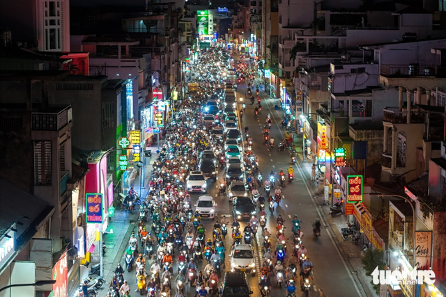 Red-light saga in Vietnamese traffic: Faster by a second, slower by a lifetime- Ảnh 1. Red-light saga in Vietnamese traffic: Faster by a second, slower by a lifetime- Ảnh 1.