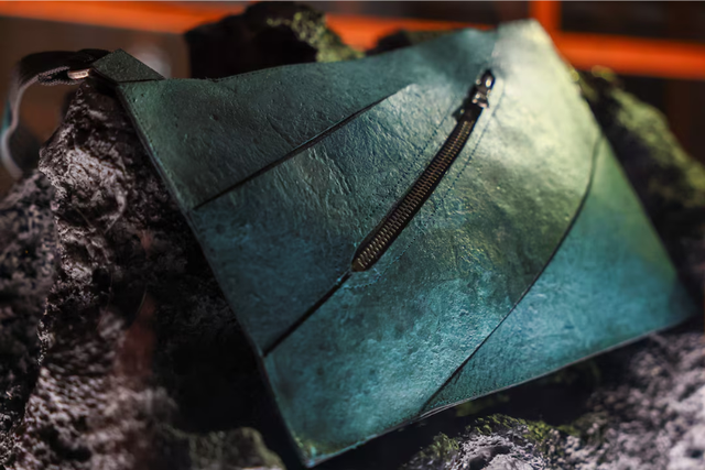 Dinosaur collagen used to create one-of-a-kind handbag - Ảnh 2.