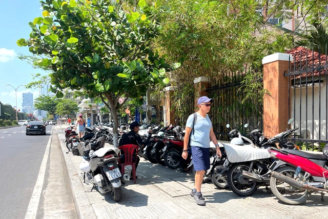 Vietnam’s Nha Trang sidewalks blocked by cafés despite enforcement efforts- Ảnh 1.