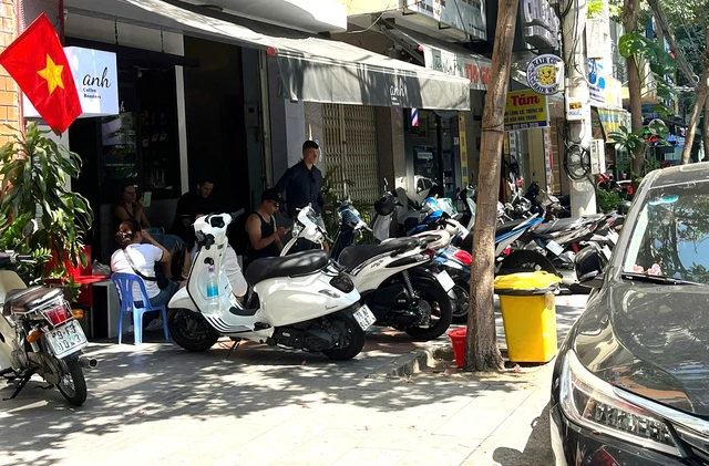 Vietnam’s Nha Trang sidewalks blocked by cafés despite enforcement efforts- Ảnh 3.