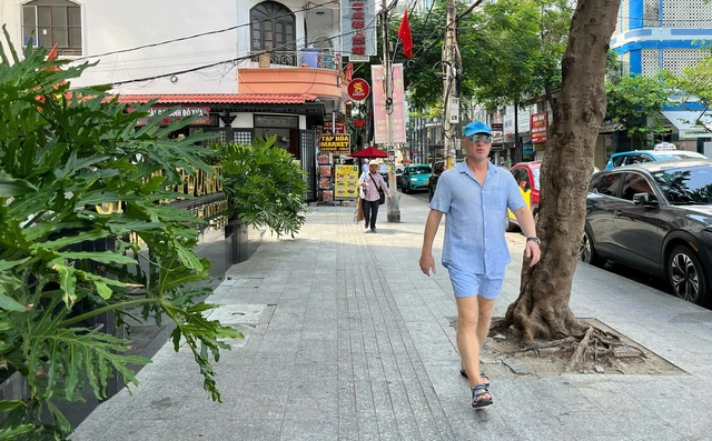 Vietnam’s Nha Trang sidewalks blocked by cafés despite enforcement efforts- Ảnh 5.