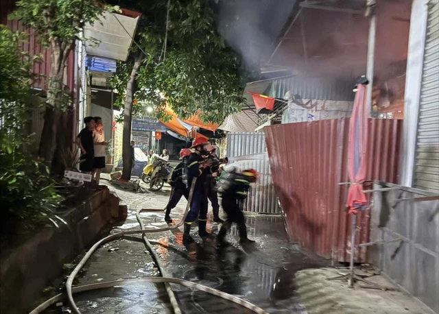 2 killed in house fire at bakery in Vietnam’s Son La - Ảnh 2.