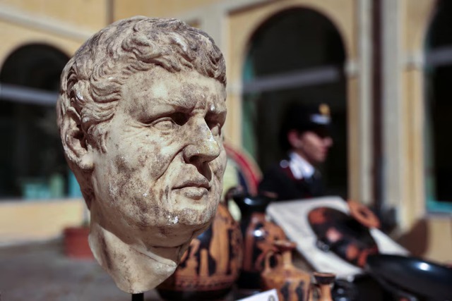 Italy recovers 337 looted antiquities from United States - Ảnh 1.