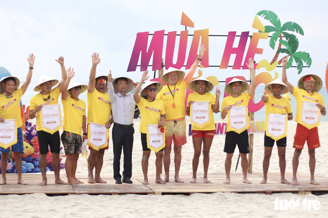 Domestic, foreign lifeguards join Da Nang int’l sea rescue competition - Ảnh 1.