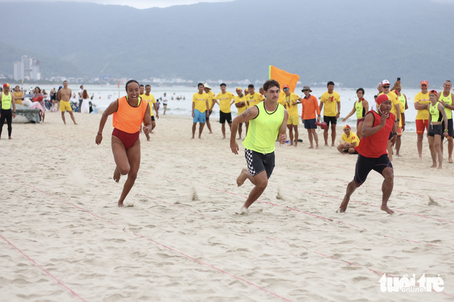 Domestic, foreign lifeguards join Da Nang int’l sea rescue competition - Ảnh 2.