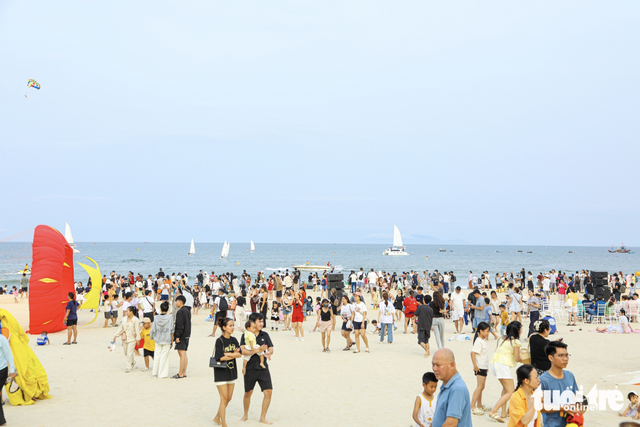 Domestic, foreign lifeguards join Da Nang int’l sea rescue competition - Ảnh 3.