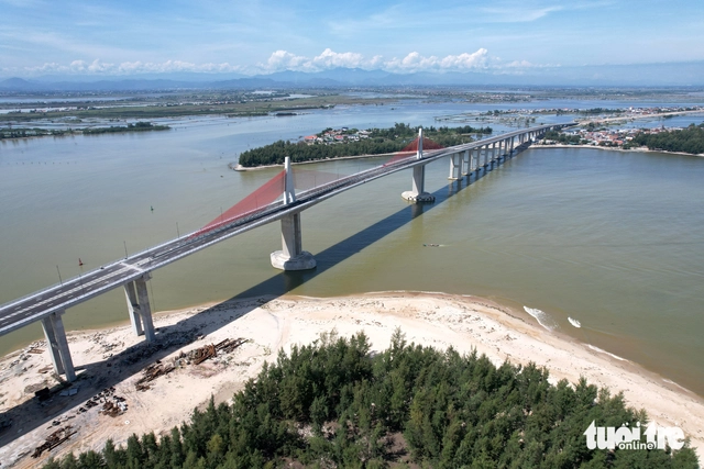 Vietnam opens central region’s longest sea bridge in Hue - Ảnh 1.