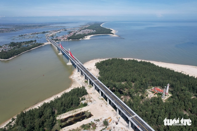 Vietnam opens central region’s longest sea bridge in Hue - Ảnh 2.