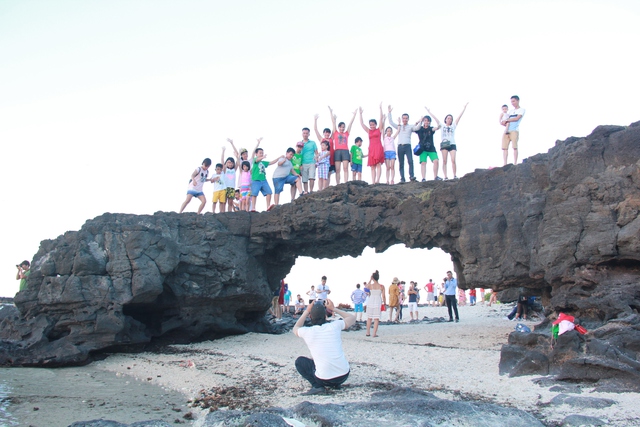 Tourists warned not to climb Ly Son’s iconic stone arch in central Vietnam- Ảnh 1.