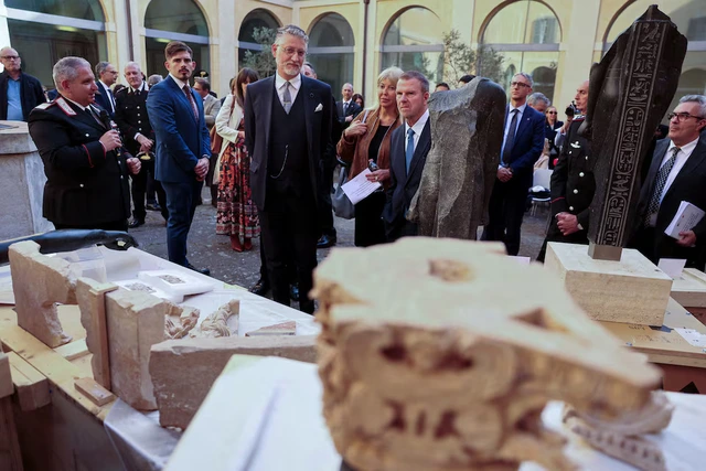 Italy recovers 337 looted antiquities from United States - Ảnh 5.