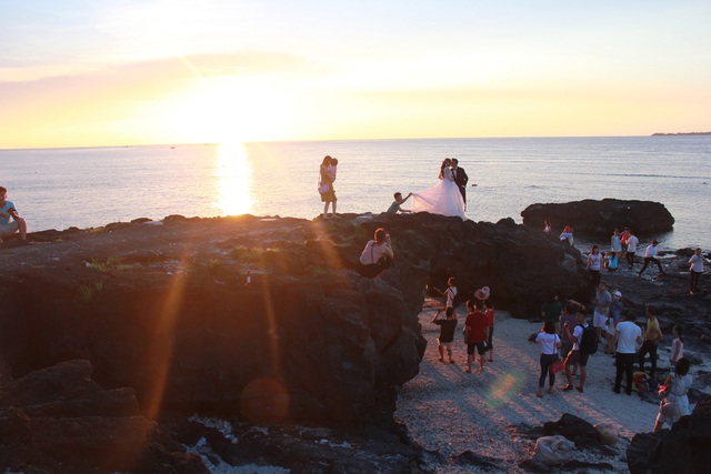 Tourists warned not to climb Ly Son’s iconic stone arch in central Vietnam- Ảnh 2.