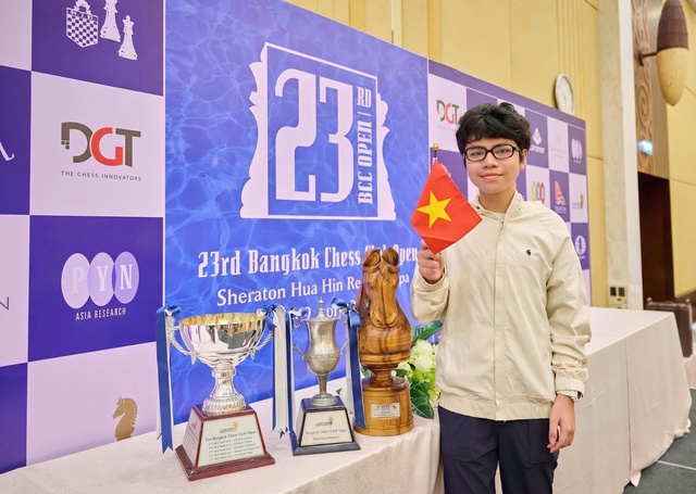 Vietnam’s 15-year-old defeats world No. 3 Caruana, finishes 3rd in online blitz chess event - Ảnh 1.