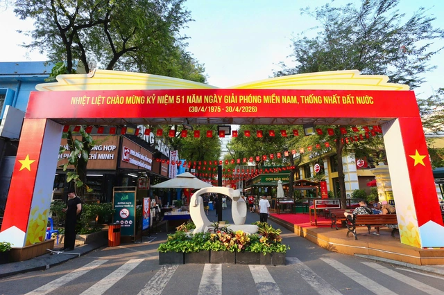 Đường sách TP.HCM khoác áo mới với nhiều hoạt động chào mừng lễ 30-4 và 1-5 - Ảnh 1.