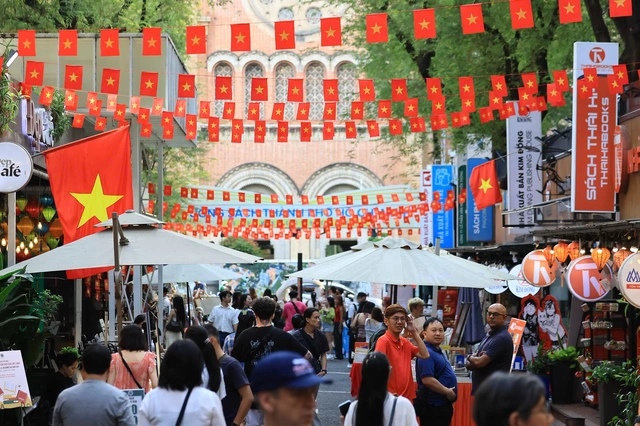 Đường sách TP.HCM khoác áo mới với nhiều hoạt động chào mừng lễ 30-4 và 1-5 - Ảnh 2.