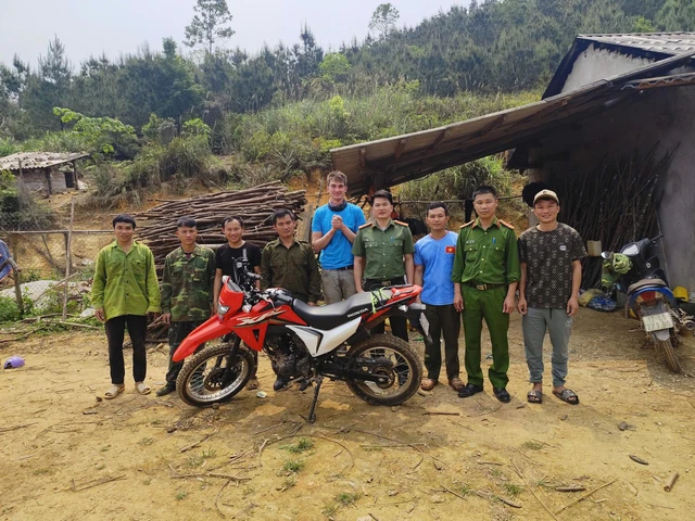 Foreign tourist rescued after getting lost in northern Vietnam forest- Ảnh 5. Foreign tourist rescued after getting lost in northern Vietnam forest- Ảnh 5.