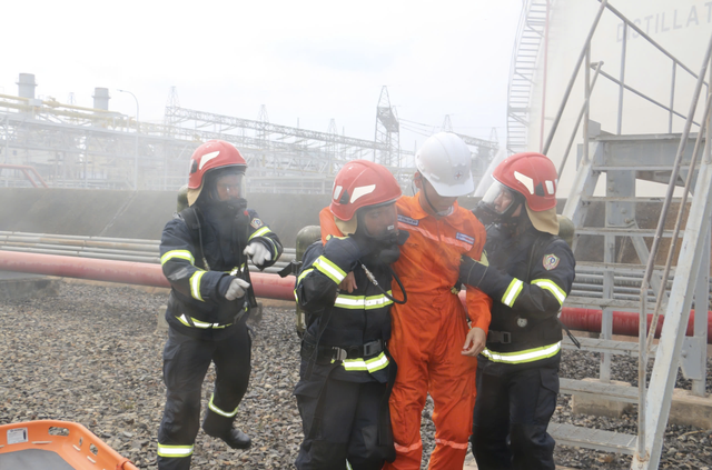 Hundreds join fire drill at Ho Chi Minh City-based power company - Ảnh 1.