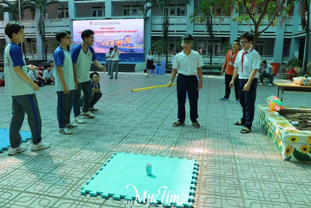 800 teen lớp 9 'lên tàu', làm học sinh Trường THPT Võ Văn Kiệt- Ảnh 11.