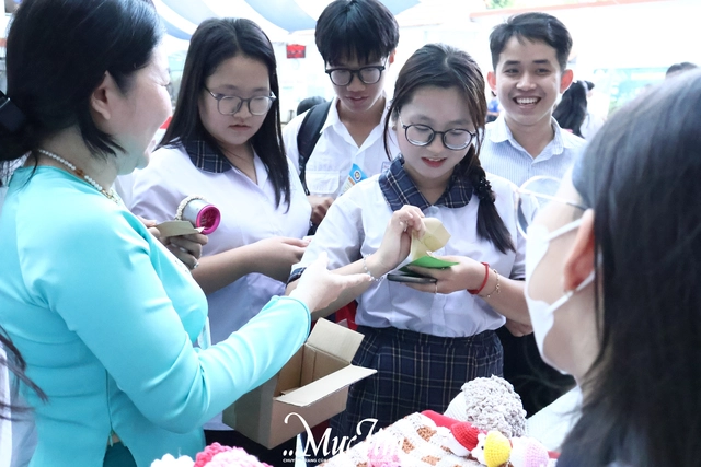 Hơn 500 teen trải nghiệm một ngày làm học sinh Trường THPT Nguyễn Thái Bình- Ảnh 15.