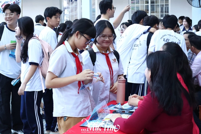Hơn 500 teen trải nghiệm một ngày làm học sinh Trường THPT Nguyễn Thái Bình- Ảnh 17.