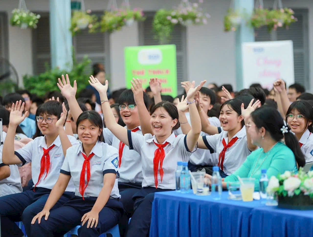 Hơn 500 teen trải nghiệm một ngày làm học sinh Trường THPT Nguyễn Thái Bình- Ảnh 1.