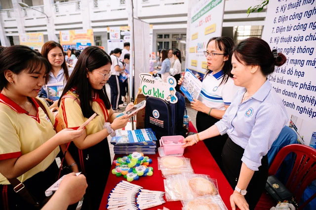 Ngày hội Tự tin vào lớp 10 lần đầu diễn ra tại Trường THPT chuyên Lê Quý Đôn, TP.HCM - Ảnh 4.