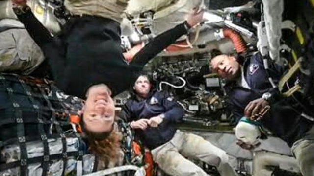 58 tortillas, five hot sauces and one toilet: life aboard spacecraft Orion- Ảnh 1. 58 tortillas, five hot sauces and one toilet: life aboard spacecraft Orion- Ảnh 1.