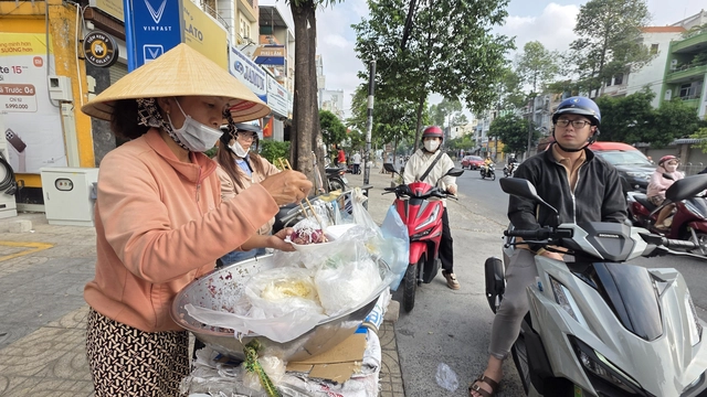 Under scorching heat, Ho Chi Minh City’s outdoor workers adapt to survive- Ảnh 3.