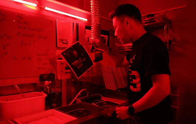 Young Vietnamese revive analog photography as film processing gains niche following- Ảnh 1.