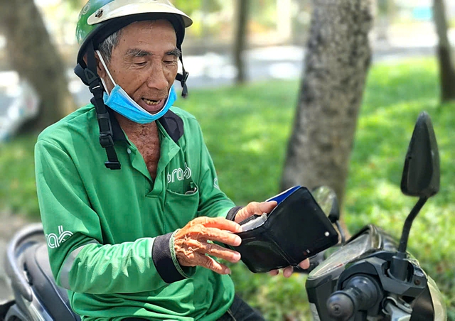 Under scorching heat, Ho Chi Minh City’s outdoor workers adapt to survive- Ảnh 2.