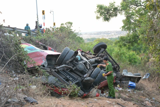 Bus crash kills 4, injures 12 in Vietnam’s Lam Dong - Ảnh 4.