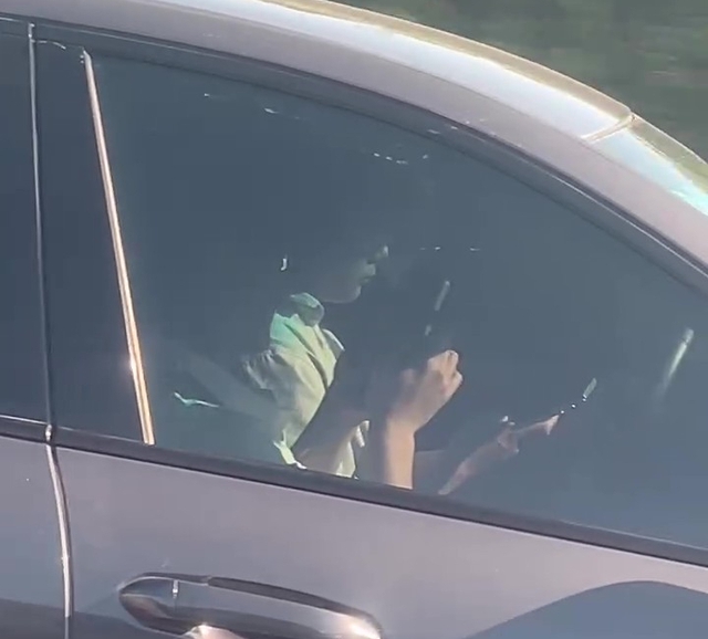 Vietnam police use unmarked cars to catch expressway driving violations- Ảnh 1.