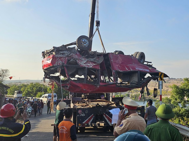 Bus crash kills 4, injures 12 in Vietnam’s Lam Dong - Ảnh 6.