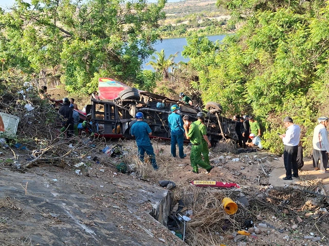 Bus crash kills 4, injures 12 in Vietnam’s Lam Dong - Ảnh 1.