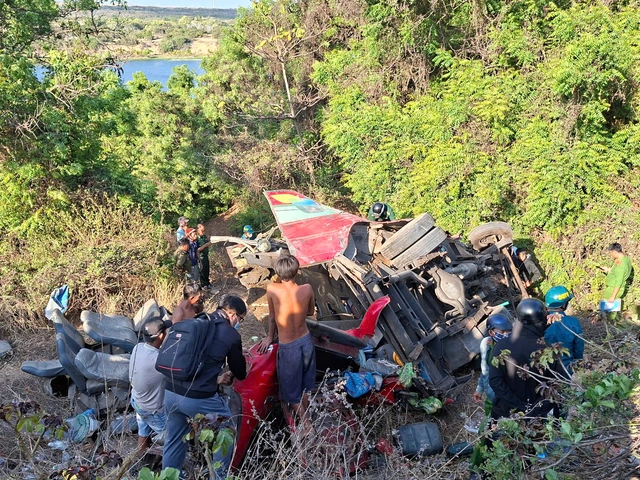 Bus crash kills 4, injures 12 in Vietnam’s Lam Dong - Ảnh 5.