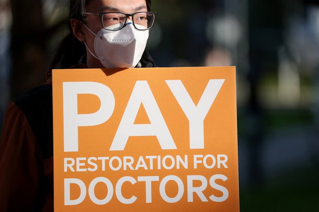 Doctors in England begin six-day strike after rejecting government's pay, workforce deal- Ảnh 4.