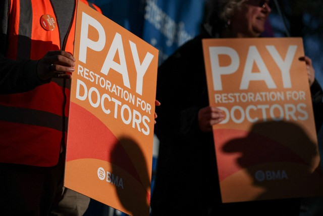 Doctors in England begin six-day strike after rejecting government's pay, workforce deal- Ảnh 2.
