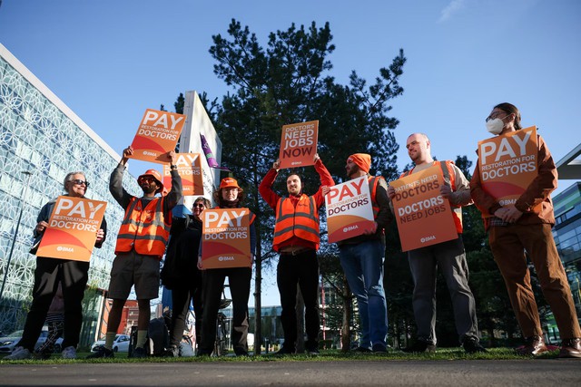 Doctors in England begin six-day strike after rejecting government's pay, workforce deal- Ảnh 1.