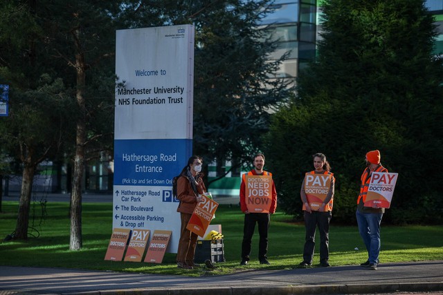 Doctors in England begin six-day strike after rejecting government's pay, workforce deal- Ảnh 5.