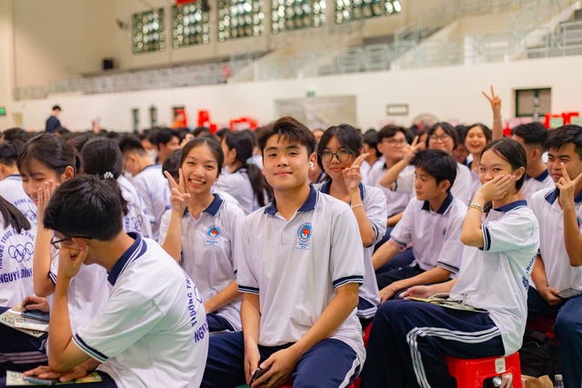 Trường THPT Nguyễn Đình Chiểu (Đồng Tháp) công bố 7 tổ hợp môn năm học mới - Ảnh 1.