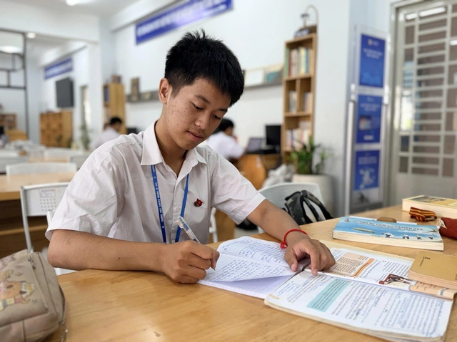 Từng ‘lỡ hẹn’, nam sinh Tây Ninh trở thành thủ khoa môn lịch sử khối 11 Kỳ thi Olympic truyền thống 30-4 - Ảnh 2.