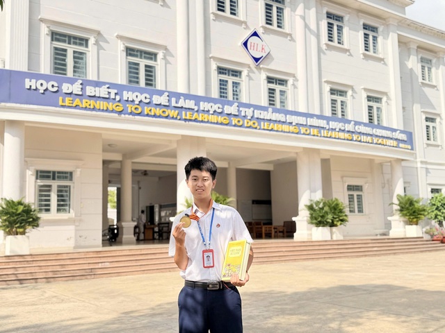 Từng ‘lỡ hẹn’, nam sinh Tây Ninh trở thành thủ khoa môn lịch sử khối 11 Kỳ thi Olympic truyền thống 30-4 - Ảnh 1.