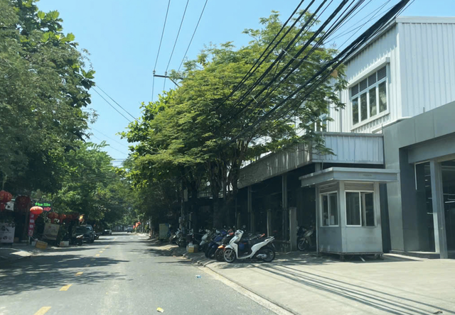 Businesses encroach on sidewalks in Da Nang despite enforcement push - Ảnh 1.