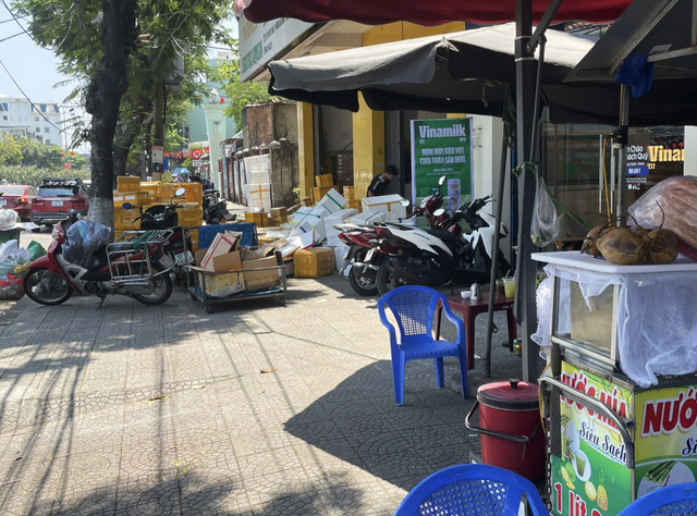 Businesses encroach on sidewalks in Da Nang despite enforcement push - Ảnh 2.