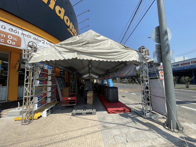 Businesses encroach on sidewalks in Da Nang despite enforcement push - Ảnh 3.