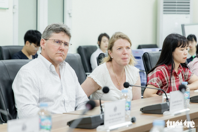 Hospital honors family of British organ donor who gave others second chance in Vietnam - Ảnh 1.