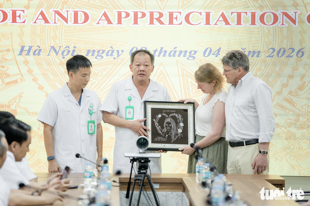 Hospital honors family of British organ donor who gave others second chance in Vietnam - Ảnh 2.
