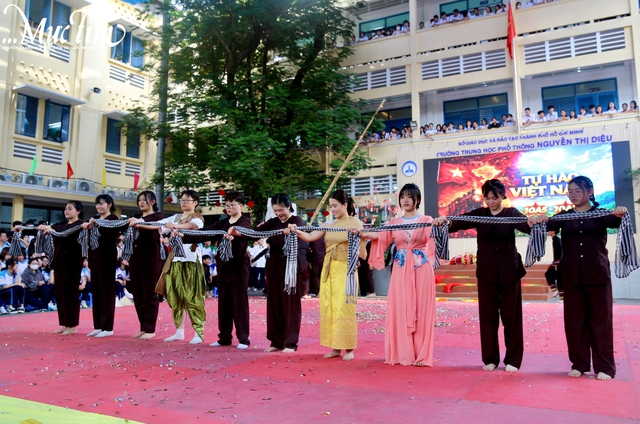 Teen Trường THPT Nguyễn Thị Diệu quẩy flashmob trong giờ ra chơi - Ảnh 7.