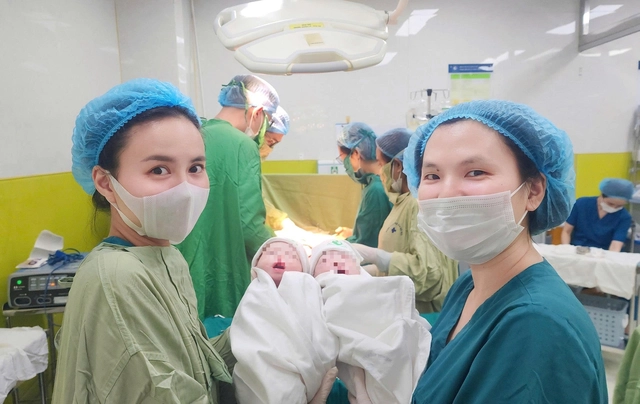56-year-old Vietnamese woman gives birth to healthy twins - Ảnh 1. 56-year-old Vietnamese woman gives birth to healthy twins - Ảnh 1.