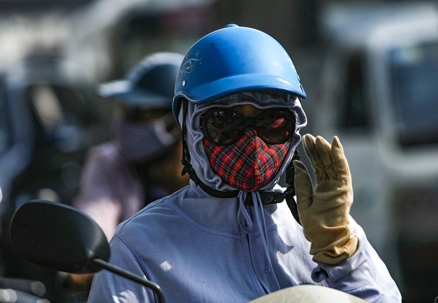 Central Vietnam swelters under heatwave as mercury nears 42°C - Ảnh 1.